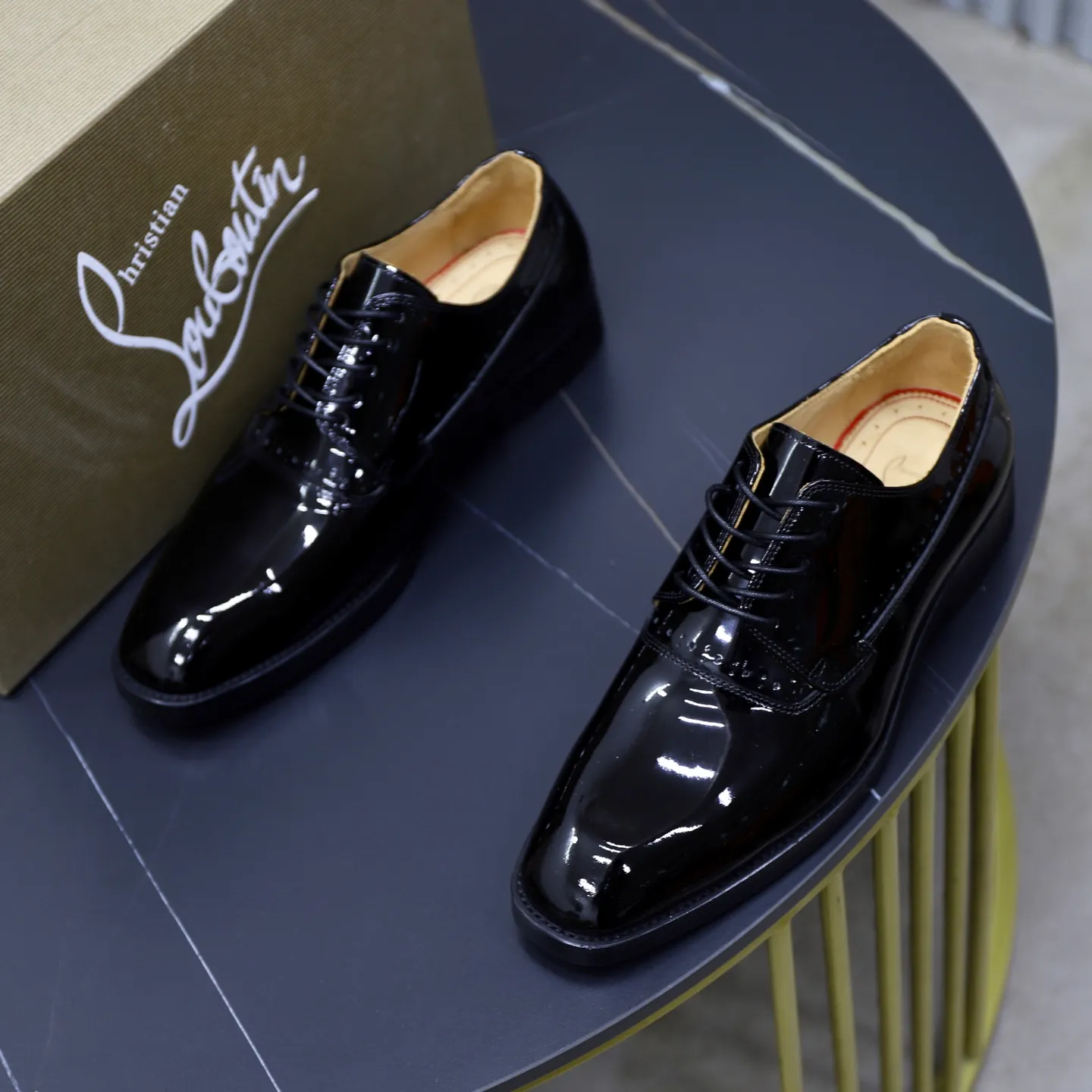 Ex-factory price: 620💰Christia*.Loubouti*🆑High-end men’s business formal leather shoes | Classic red sole shoes | Original imported first-layer cowhide | Water-dyed cowhide lining | Italian imported red rubber outsole | High-end luxury | Perfect interpretation of fashion, sunshine, style, suitable for various occasions Size: 39-44 (38.45 custom-made)